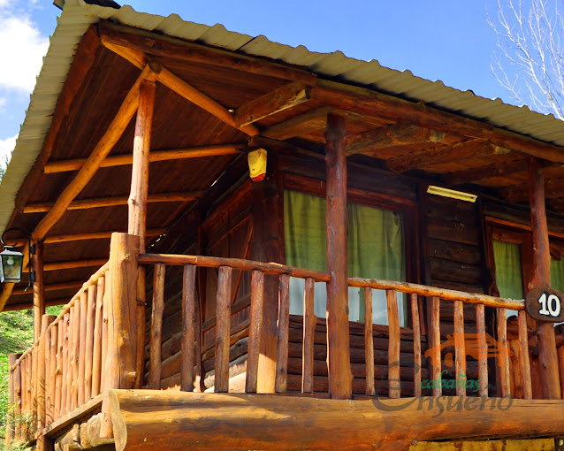 Interior cálido de cabaña de tronco