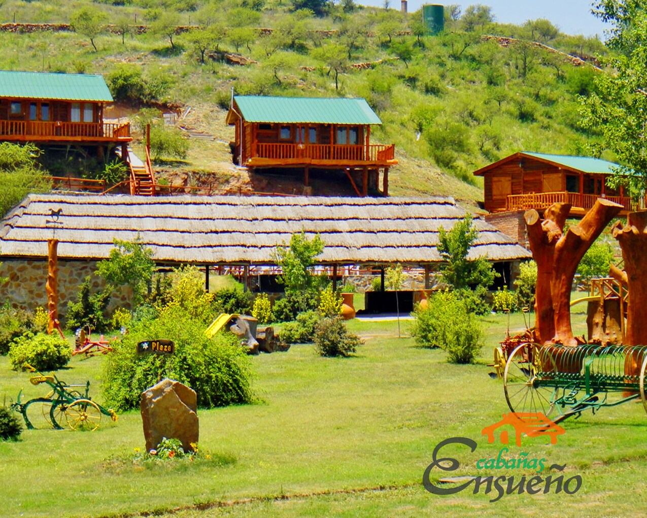 Cabañas de tronco entre los árboles