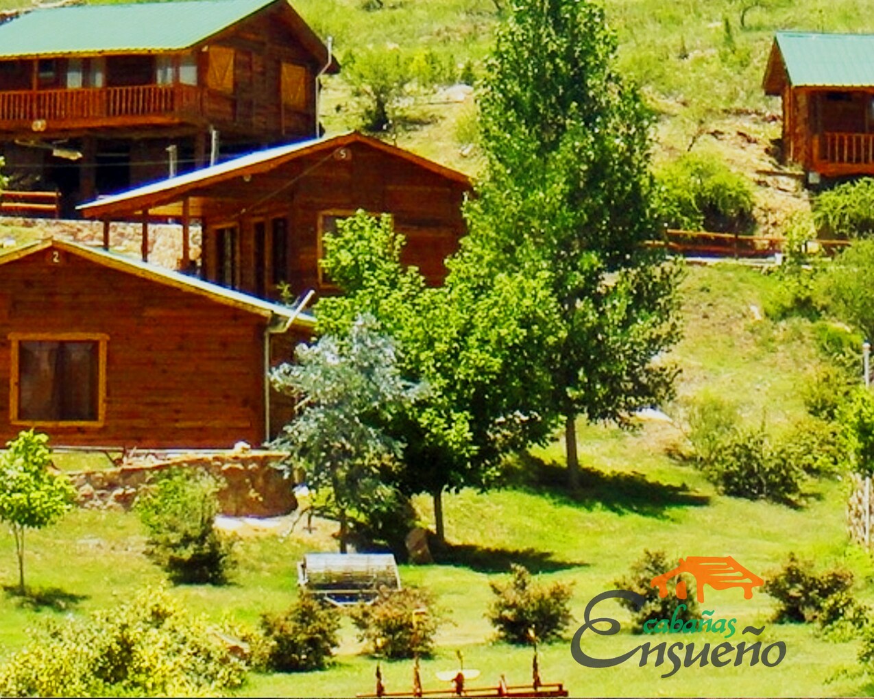 Cabaña de tronco entre el verde